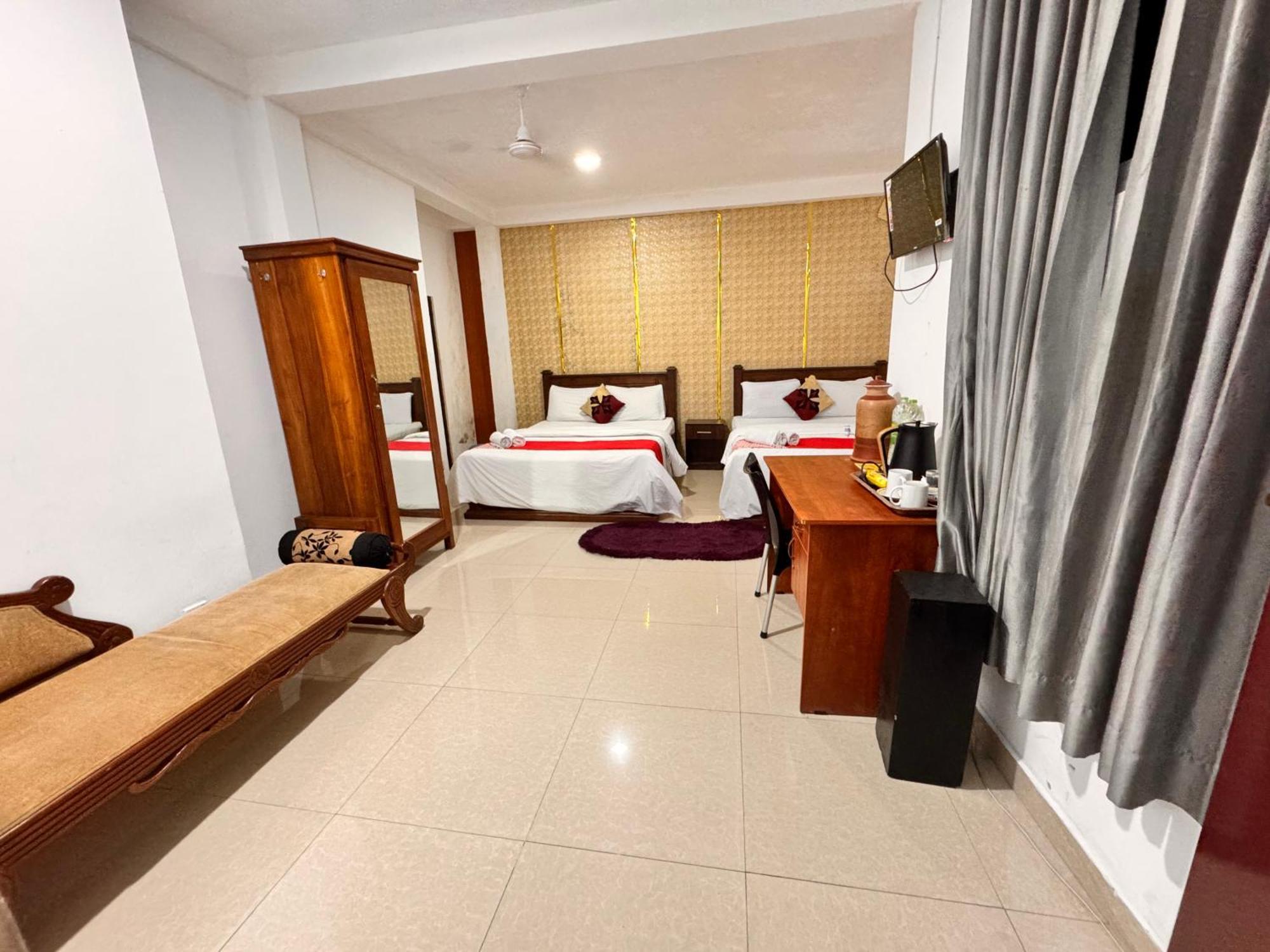 Airport Transit Kings Hotel Катунаяка Екстер'єр фото